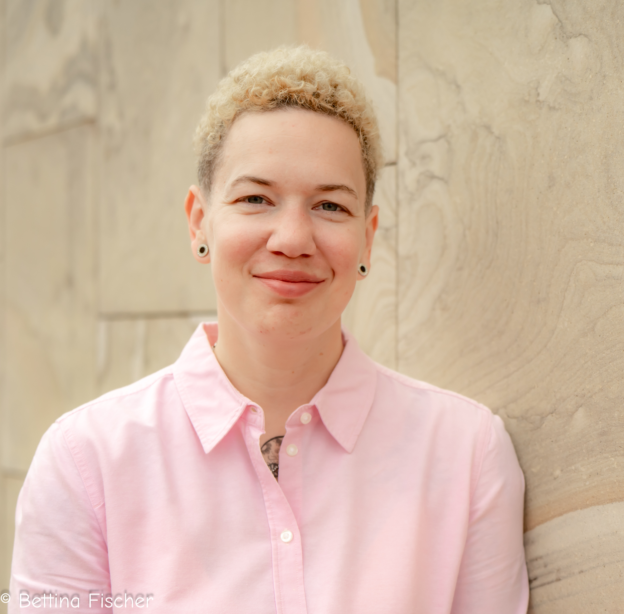 Portrait an Mauer angelehnt